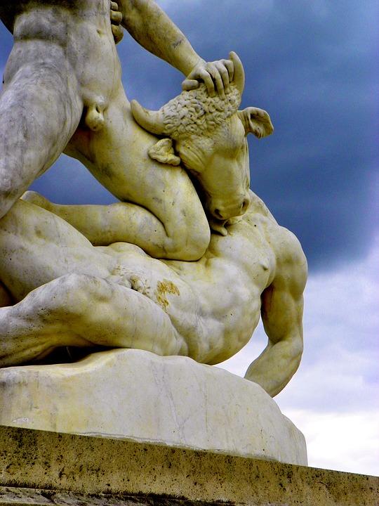 Statue depicting Theseus conquering the Minotaur
